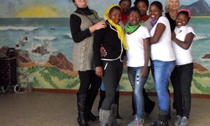 Margi Muller (links) en haar groepie Masakhane dansertjies, met Stella Swart regs wat haar bygestaan het